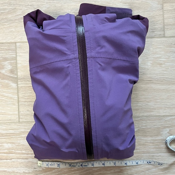 L.L. Bean Women's Gortex Rain Jacket - Picture 7 of 8